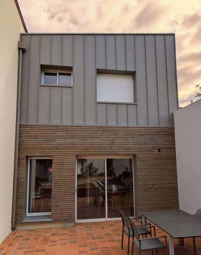 Rénovation de façade en bardage zinc et bois